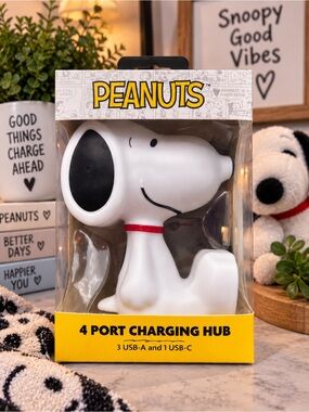 Peanuts Snoopy 4-Port Charging Hub in White with Red Collar